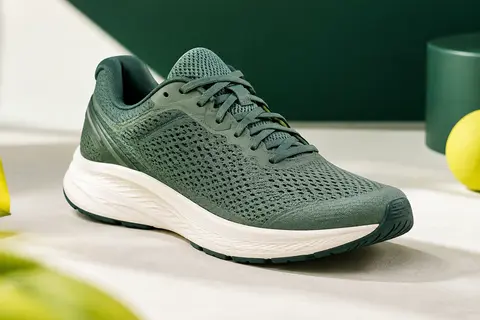 Chaussure de running 680 à lacets, avec tige en maille et semelle en mousse, photographiée sur un fond sportif sobre.