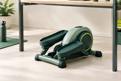Pédalier elliptique Cubii vert installé sous un bureau dans un décor lumineux et sobre