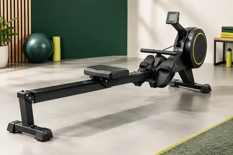 Rameur pliable noir à double rail avec écran LCD, présenté dans un studio sportif lumineux.
