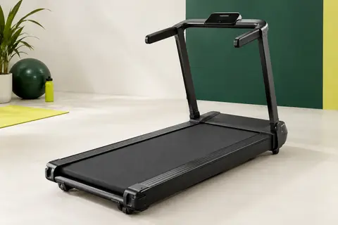 Tapis de course pliable noir mat avec bande texturée, main courante et écran LED en studio sobre.