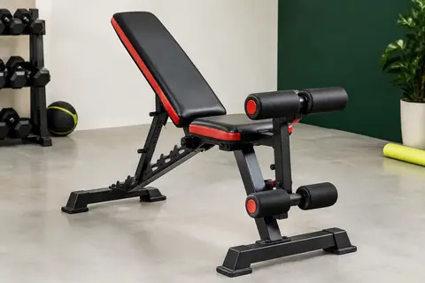 Banc de musculation réglable noir et rouge avec cadre en acier et supports de cuisse ajustables