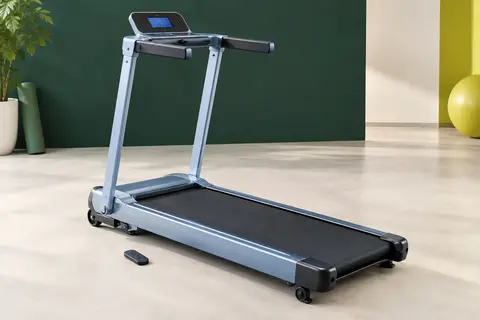 Tapis de course compact bleu argenté avec écran LCD et télécommande, présenté dans un studio sportif sobre.