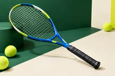 Raquette de tennis junior HEAD Novak en aluminium, cordée et photographiée sur un fond de studio sportif