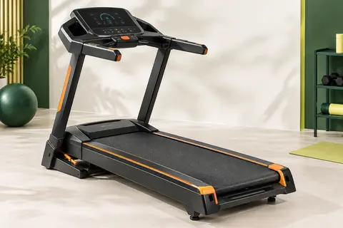 Tapis de course pliable noir et orange avec écran LED, poignées relevées et structure métallique.