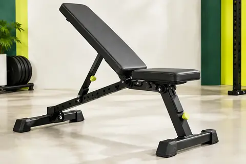 Banc de musculation NICEPEOPLE noir, dossier incliné et cadre pliable en métal, présenté dans un studio sportif.