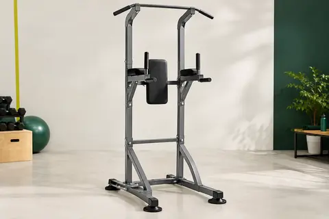 Chaise romaine grise en acier avec barre de traction, poignées de dips, dossier et accoudoirs réglables