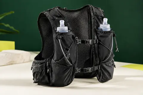 Gilet d’hydratation noir et métal avec deux softflasks dans les poches poitrine