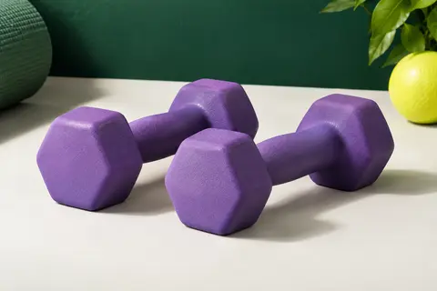 Paire de deux haltères hexagonaux violets SONGMICS de 2 kg, posés sur un fond de studio sportif