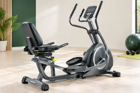 Vélo elliptique semi-allongé gris avec siège réglable, poignées mobiles et console, présenté en studio.