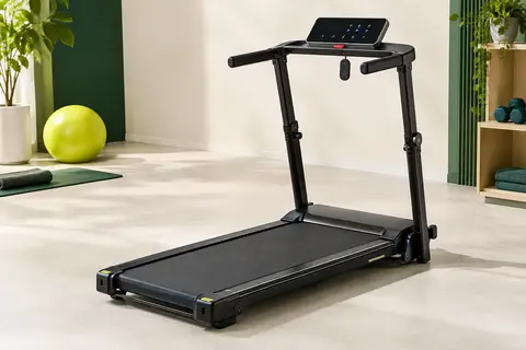 Tapis de course Toputure noir avec écran LED, montants réglables et bande texturée dans un studio sportif sobre