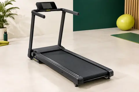 Tapis de course pliable Walden noir avec barre de maintien et écran intégré, présenté dans un studio lumineux.